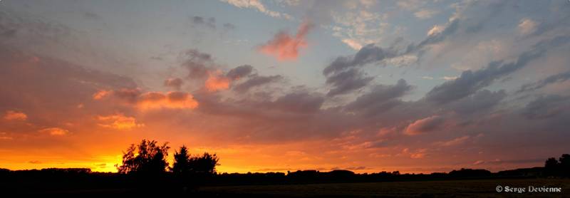 En ce mois d'août très pluvieux,  les couchers de soleil sont grandioses.  Le crépuscule dévoile ses palettes colorées,  le temps d'un clin d'oeil, l'horizon s'illumine...  (août 2010)  